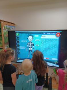 pozorně nasloucháme, pozorujeme a&nbsp;popisujeme lidské tělo