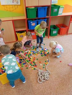 stavění srdíček z&nbsp;pet víček, spolupráce dětí, vzájemná domluva