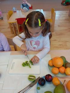 Krájení ovoce, učíme se&nbsp;zacházet s&nbsp;noži