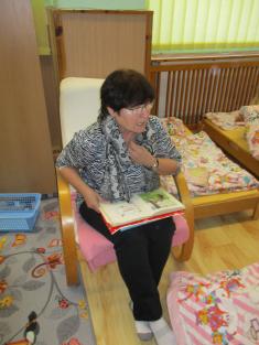 čtení pohádek babičkou