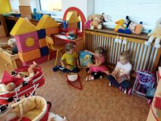 centrum knihy a&nbsp;čísla - námětová hra na&nbsp;maminky co čtou miminkům